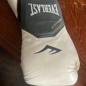White everlast boxing gloves. Used, 12oz.